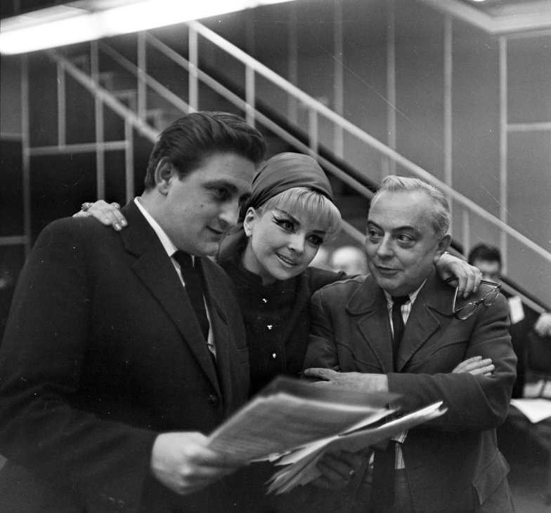A Magyar Rádió stúdiója a Csárdáskirálynő rádióváltozatának felvételekor. Korondi György és Házy Erzsébet operaénekesek, jobbra Feleki Kamill színművész, 1968 - Forrás: Fortepan / Szalay Zoltán